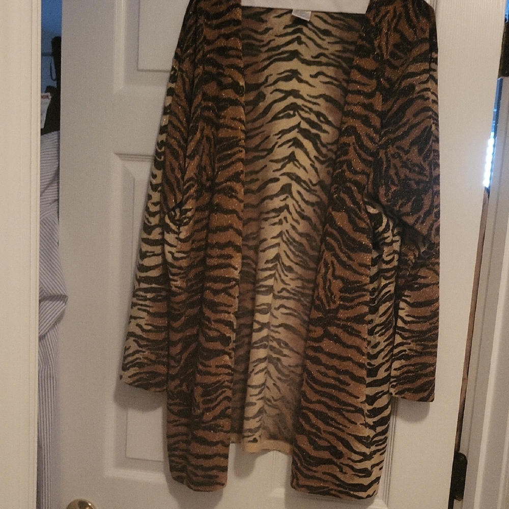 Tiger Print Open Front Cardigan.  Pit 1-24. It Seems Oversized ,tagged Medium